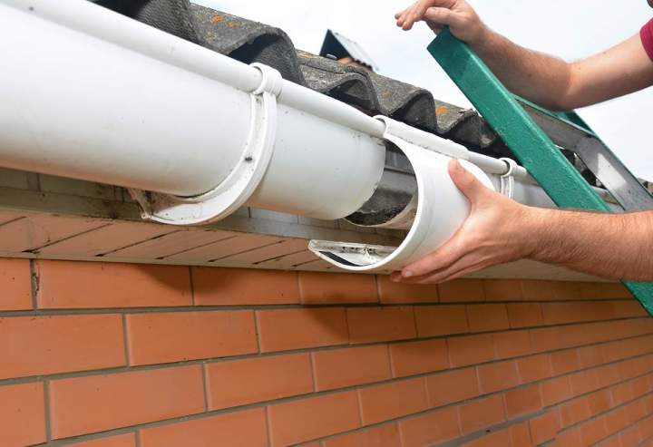 Pose de gouttières en pvc Gravelines